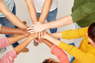 Alle gemeinsam [Originaltitel: „group of international people with hands together“]&nbsp;&copy;&nbsp;Syda Productions / Fotolia